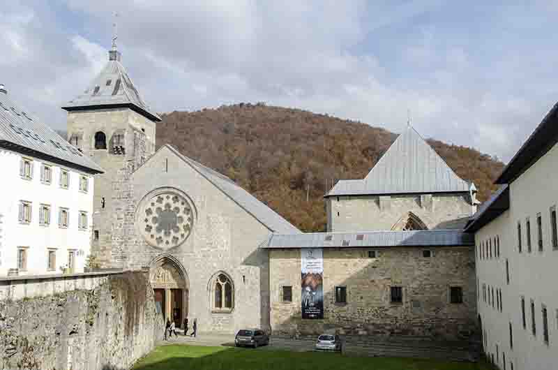Reyno de Navarra - Orreaga-Roncesvalles 05 - Real Colegiata de Ntra. Sra. de Roncesvalles.jpg